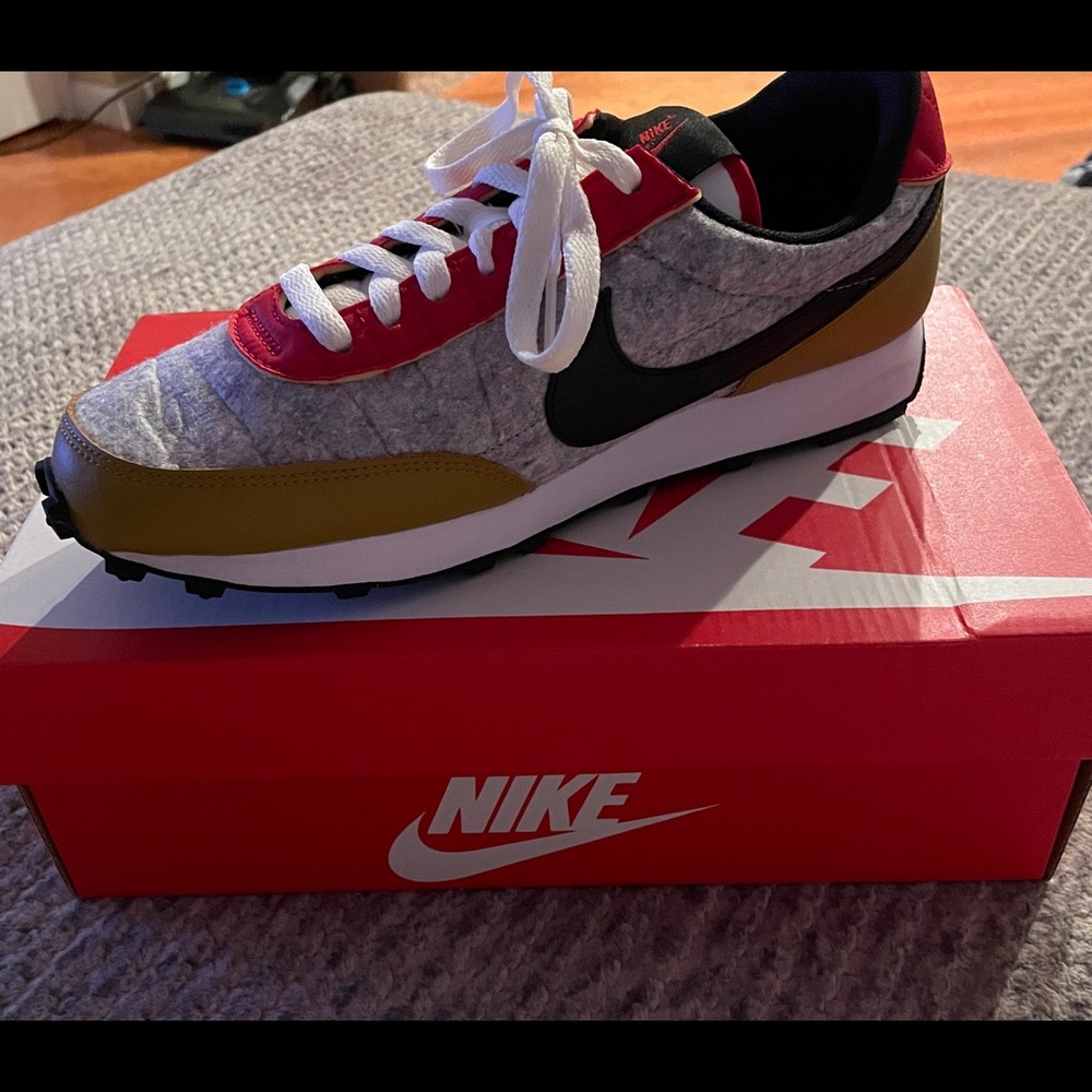 WOMENS NIKE DAYBREAK QS SIZE 8